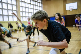 Benedikt Next Generation Tanzender Junge in Schulaula