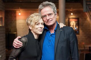 Abschied von Intendant Bertram Müller Ältere Frau, die Cjoreografin Louise Lecavalier, und älterer Herr, der Ex-Intendant Bertram Müller, umarmen sich freundchaftlich