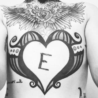 Menschlicher Oberkörper mit einer Reihe von Tattos
