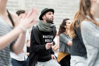 Jazz Dance Junger mit schwarzem Hut tanzt