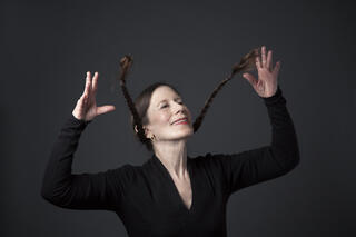 Portrait von Meredith Monk in Bewegung