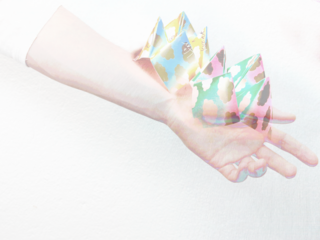 Virtuelle Hand mit geometrischen Figuren