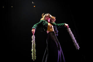 Flamenco-Tänzerin auf der Bühne in ausdrucksstarker Pose.