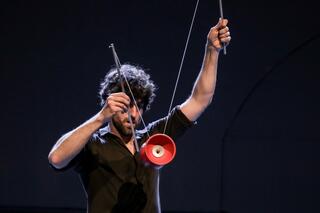 Ein Performer mit einem Diabolo.