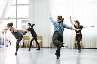 Vier Kursteilnehmer*innen tanzen im hellen Studio des tanzhaus nrw