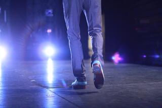Tap Dance Schuhe von hinten, mit hellem Licht im Hintergrund