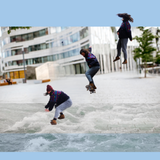 Eine Collage, die im Hintergrund ein Foto der Düsseldorfer Innenstadt zeigt, im Vordergrund Meereswellen und darüber eine Person in drei verschiedenen Bewegungsabläufen, die während eines Skateboardtricks entstanden sind.