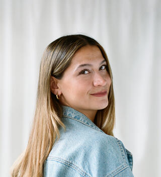 Porträt von Yeliz Pazar. Sie schaut über ihre Schulter