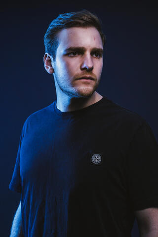 Ein Portraitfoto von Maurin, auf dem er leicht seitlich fotografiert wurde.