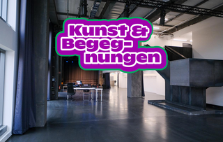Foyer des FFT Düsseldorf. Auf dem Bild liegt der Schriftzug "Kunst und Begegnungen".