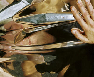 Menschen mit Händen an Spiegeln, sehr verzerrt durch Spiegelung