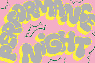 Performance Night Grafik Performance Night mit rosa Hintergrund und silberner Schrift mit gelbem Rand