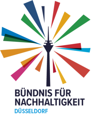Logo das Bündnis für Nachhaltigkeit der Stadt Düsseldorf. In der Mitte ist simple Grafik des Fernsehturms, von ihm gehen Strahlen in verschiedenen Farben, wie rot, gelb, grün oder blau aus. Darunter steht in schwarzer Schrift "Bündnis für Nachhaltigkeit" und "Düsseldorf" in blauer Schrift darunter.