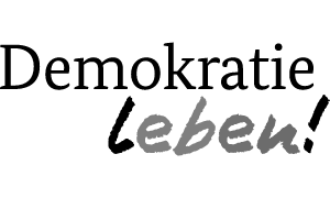 Logo von Demokratie leben! Es besteht aus dem Schriftzug. Das Wort leben ist kursiv und in verschiedenen Graustufen geschrieben.