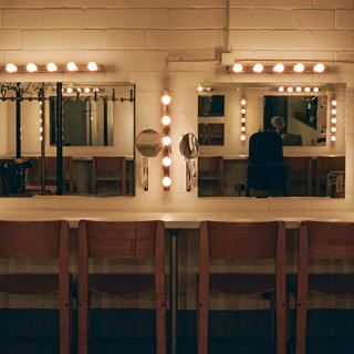 Backstage, zwei Spiegel in der Künstlergarderobe.