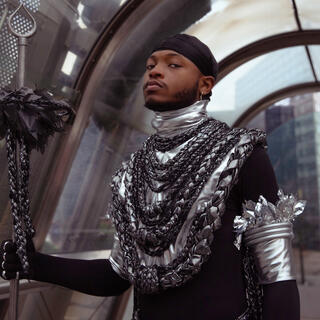 Schwarzer man mit futuristischer Kleidung