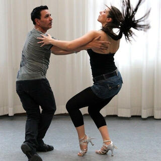 Francesco Batti und Ivana Scavuzzo tanzen zusammen Salsa.