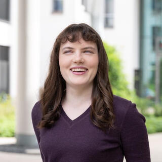 Portraitfoto von Sabine Kuxdorf.