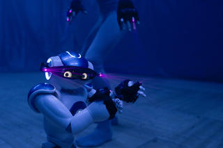 Ein Roboter in blauem Licht.