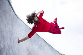 Urbaner Tänzer Paul Davis Newgate zeigt seine Moves im Skatepark 