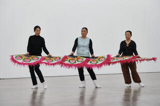 Drei Tänzerinnen mit bunten Fächern tanzend 