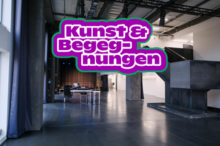 Foyer des FFT Düsseldorf. Auf dem Bild liegt der Schriftzug "Kunst und Begegnungen".