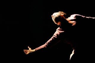 Auf dem Foto ist der Performer Francesco D’Amelio in Bewegung zu sehen.