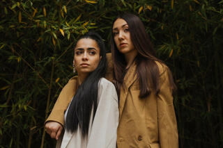 Portraitfoto von Tara Winterhalter und Tamara Rahil. Beide tragen oversized Blazer in Naturtönen.