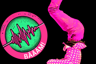 Performer*in in rosa Hosa und rosa-weiß kariertem Hemd macht Kopfstand in einem Ring von Lautsprechern. Daneben ist ein rundes, pink-türkises Logo mit einer rosa Amplitude. Auf diesem steht in Großbuchstaben geschrieben BÄÄÄM!