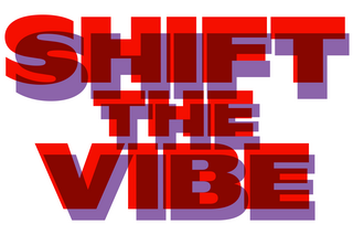 Auf weißem Grund steht in Großbuchstaben der Text "SHIFT THE VIBE". Die Buchstaben sind in rot und lila gehalten und bestehen aus mehreren Ebenen, sodass eine Unschärfe, ein Glitch entsteht.